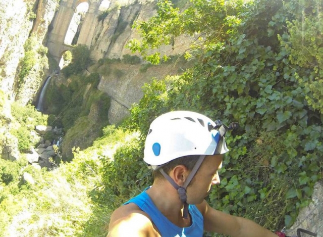 Atravesando la ferramarra del puenle de Ronda